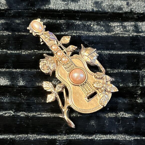 Rare 1928 Rose Gold Tone Faux Pink Pearl Floral Guitar Brooch Pin Musical - Picture 1 of 5